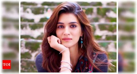 Kriti Sanon gets stranded as her Mumbai bound flight gets diverted to ...