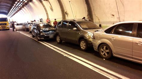 台隧道发生17辆车连环追尾事故 7人受伤送医(图)_台湾万象_中国台湾网