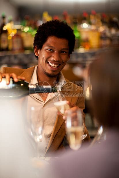 酒吧调酒师在工作高清图片下载-正版图片501819123-摄图网
