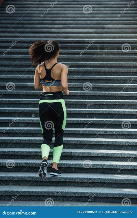 Woman Running Back View 的图像结果