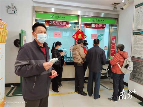 人民银行湛江市中心支行组织开展“换新钞专窗服务”活动_群众_陈思亮_货币