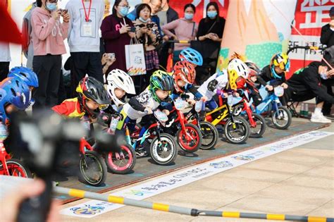 首届广东省儿童滑步车联赛幼儿园争霸赛举行_小朋友_骑士_参赛选手