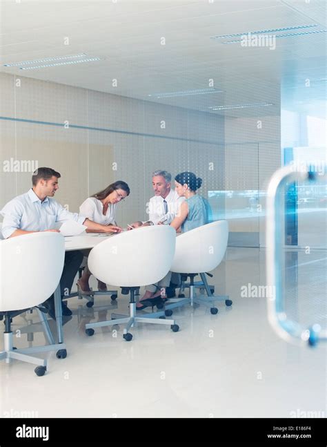 Business People Meeting Table 的图像结果