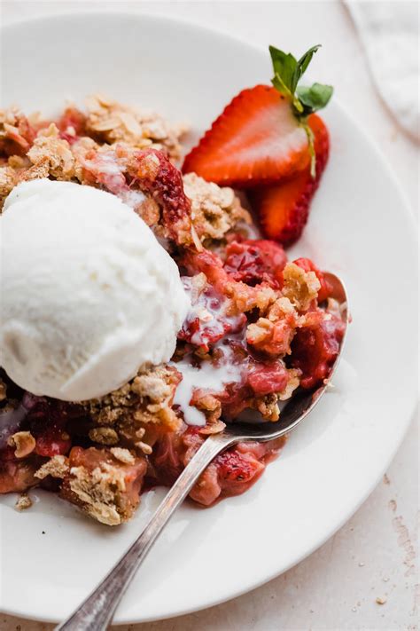 Strawberry Rhubarb Crisp – WellPlated.com