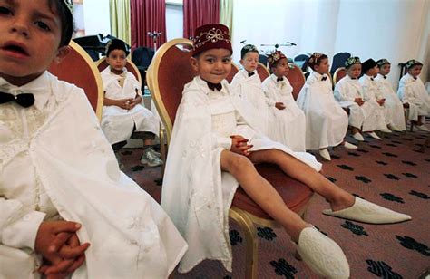 坚实的传统：上周四在阿尔及尔，男孩们身着传统盛装、出席在割礼仪式的前一天举行的典礼。这些穆斯林男孩要遵循犹太教习俗接… | Flickr