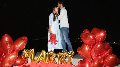 Viral Video: Man proposes to girlfriend at Mumbai's Marine Drive in ...