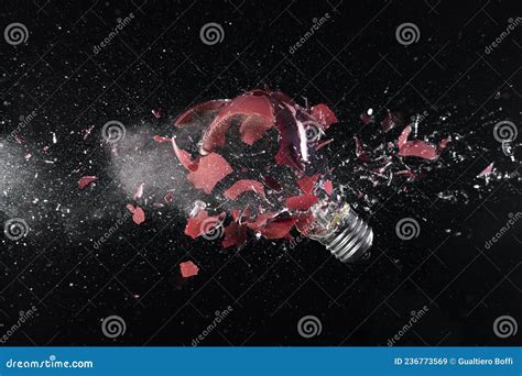 红灯泡的撞击爆炸 库存图片. 图片 包括有 碎片, 投反对票, 玻璃, 唯一, 影响, 速度, 红色, 经纪 - 236773569