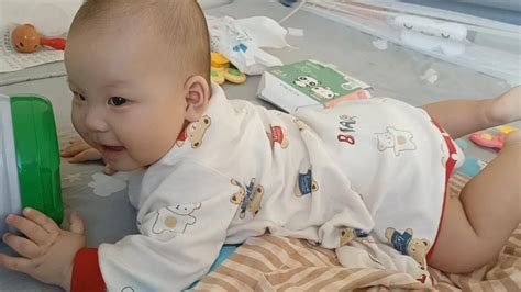 6个月宝宝凌晨两点半起来不睡觉滚来滚去，太高兴了抱着奶粉桶闻 - YouTube