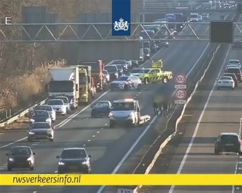Ongeluk op A67 bij Geldrop in richting van Eindhoven, weg weer vrij ...