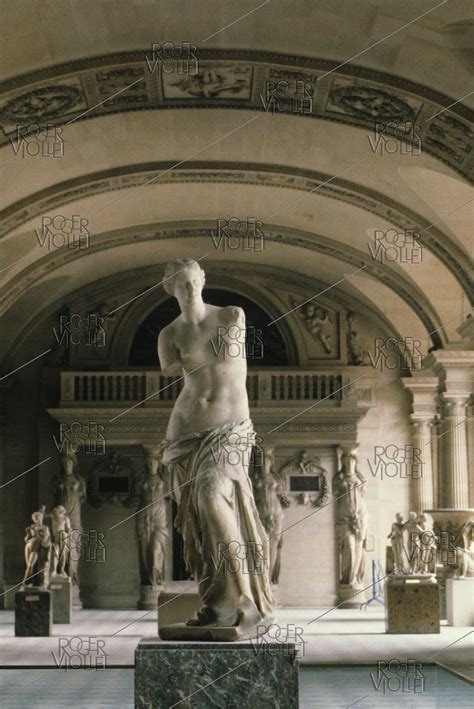 Statues In Louvre Building at Leonard Kaminski blog