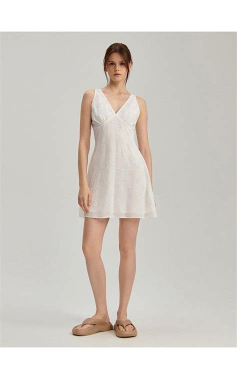 Biała sukienka mini fit&flare z ażurowym wzorem - HOUSE - 703EZ-00X