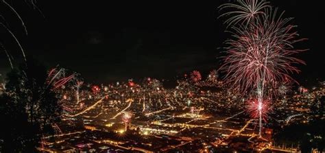 Music with Exploding Firework Sounds 的图像结果