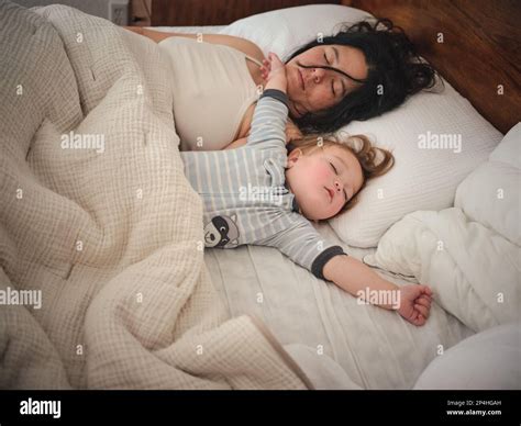 Mother and daughter co sleeping in bed early in morning Stock Photo - Alamy