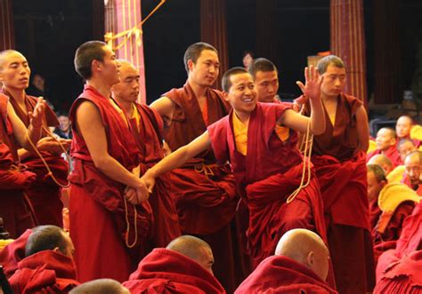 13名考僧晋升藏传佛教格鲁派最高学位格西拉让巴_原创_中国西藏网