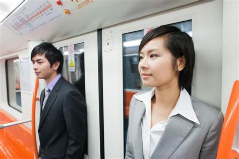 在重庆给地铁设置女性专用车厢，我觉得这个建议可能“水土不服” - 知乎