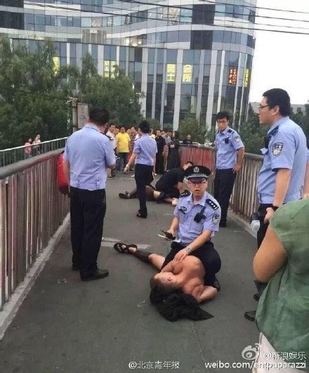 北京民警街头推到外籍男模，现场抓拍照片基情满满