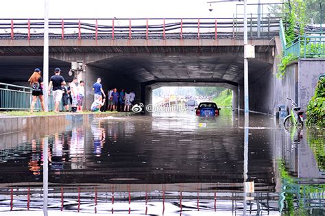 北京昌平沙阳铁路桥下积水严重 不听劝阻车辆闯入被淹 | 北晚新视觉