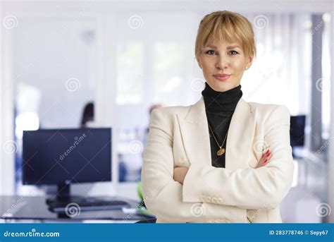 Attractive Woman Business Casual 的图像结果