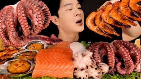 韩国吃货主播：“顶级”海鲜全宴，直接大口咀嚼，充满人民币的味道_腾讯视频