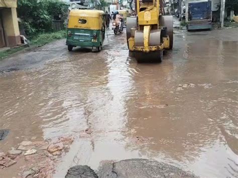 students block road maheshtala repeated accidents demand repairs ...