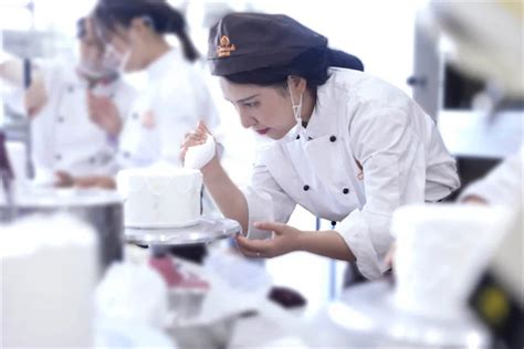烘焙蛋糕培训班学费一般要多少钱_学烘焙_陕西新东方烹饪学校