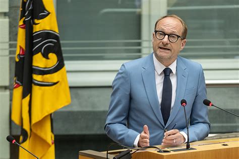 Back to school? Belgium's animal welfare ministers ranked by report cards