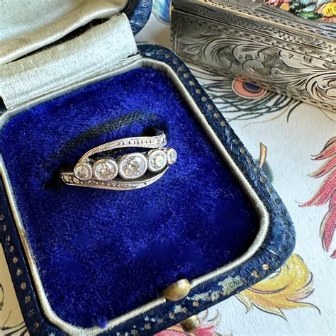 オールドマインカットダイヤモンドクロスオーバーリング | Maria Alonso Antiques