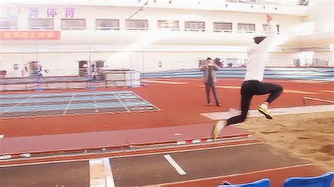 比赛上的跳远女运动员图片-体育场三级跳远的女运动员素材-高清图片-摄影照片-寻图免费打包下载