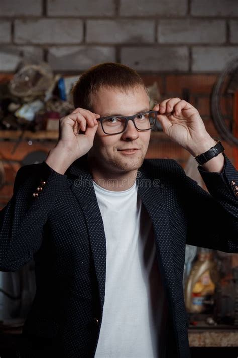 Man in Suit 的图像结果