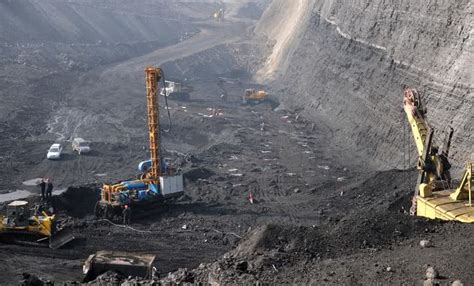 内蒙古露天煤矿坍塌事故救援进展：东西两侧救援通道已全部打通