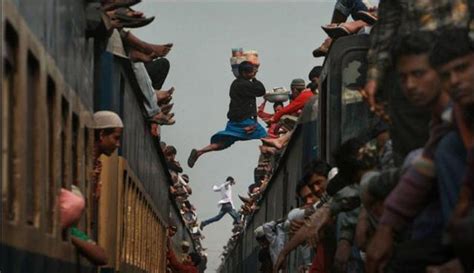 印度10万人游行要求通火车 称否则没有和平|印度|游行|火车_新浪新闻