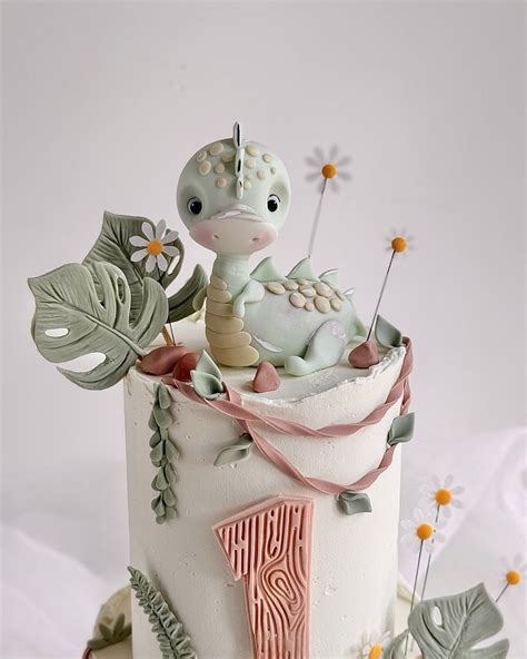 Kully | Pretty Little Cakes on Instagram: "Little cutie! #dinocake #kidscake #birthday # ...