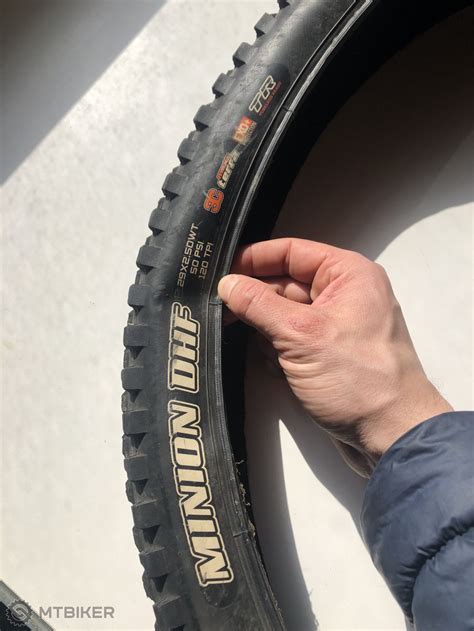 Maxxis Minion DHF 29x2,5 WT a Hutchinson Toro 29x2,35 - MTB plášte 29" - MTBIKER bazár