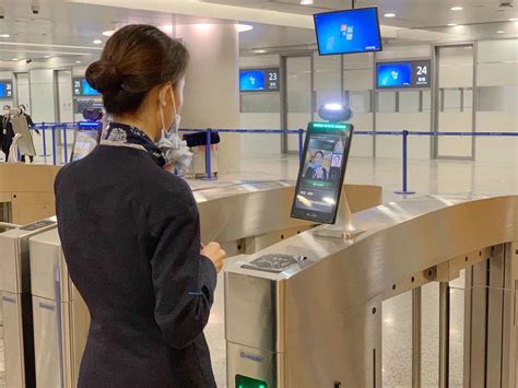浦东国际机场启用15条工作人员自助通道：3秒“刷脸”通关