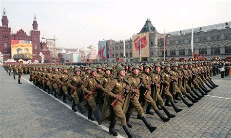苏联每年都有阅兵式，苏联如何利用阅兵式忽悠美国