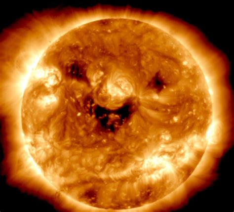 NASA捕捉到太阳的微笑是怎么回事 这预示着地磁暴将袭击地球吗 _八宝网