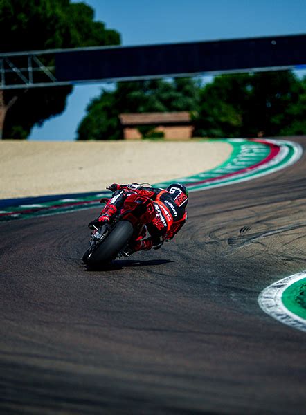 Performance Ducati Panigale V4 - Faster than emotions.