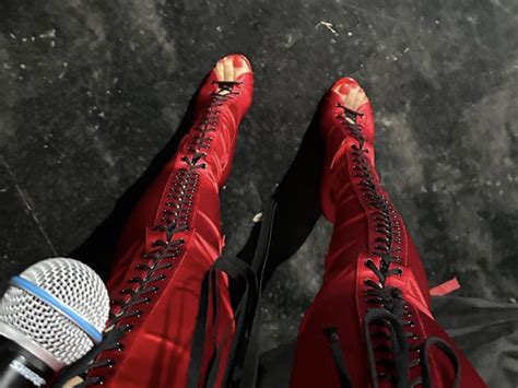 Mariah The Scientist: It's all about the toe game in her random Europe ...