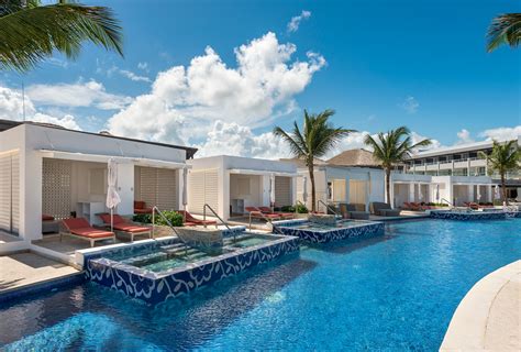 https://marriott.cdn.tambourine.com/royalton-resorts/media/rchicpc-cabanas-6258464190140.jpg
