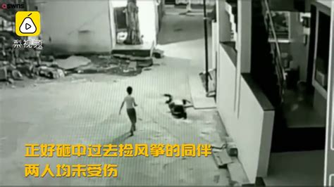 男孩从高楼摔下，砸同伴身上没受伤 - YouTube