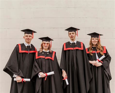 Boys and girls at graduation | Free Photo