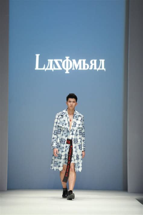 LASOMBRA·杜雷杨 2019春夏高级成衣发布秀 - Beijing Spring 2019-天天时装-口袋里的时尚指南