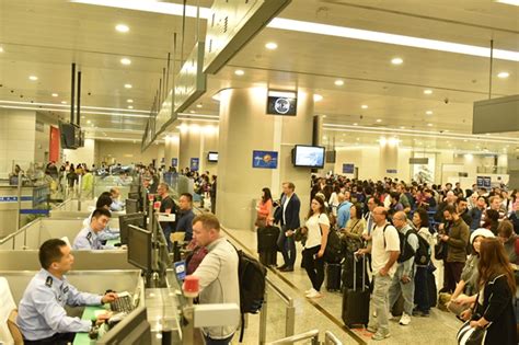 上海浦东国际机场口岸迎来节前出境客流高峰|浦东机场|出境|边检_新浪新闻