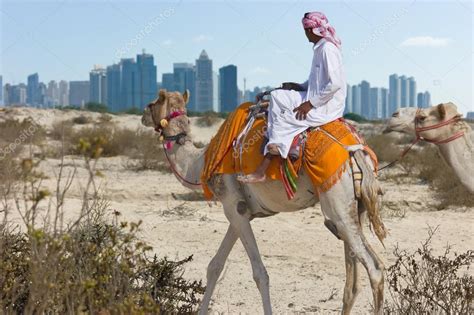 贝都因人骑骆驼在沙漠里和 horizo 的现代化城市 — 图库照片©Observer＃17213065
