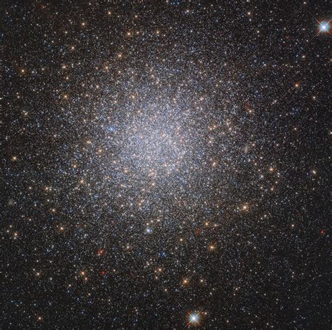 Hubble Space Telescope Explores A 'Multi-Generational Cluster' 300,000 ...