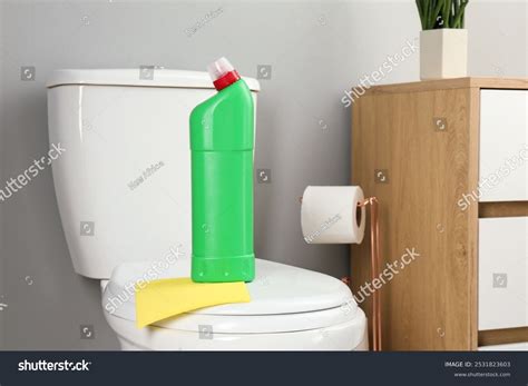 2+ Million Limpiando Baño Royalty-Free Images, Stock Photos & Pictures ...