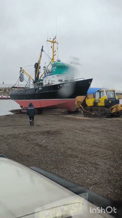 Спуск сейнера на воду #камчатка #море#работа#рыба - YouTube