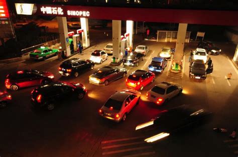 油价突破9元大关前夜：有人连夜排队加油，有人选择出门坐地铁 - 小汽车 - 车城网 - checheng.com.cn