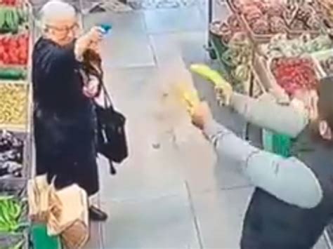 दुकान में काम करने वाले शख्स के साथ बच्चों की तरह खेलती नजर आई बुजुर्ग ...