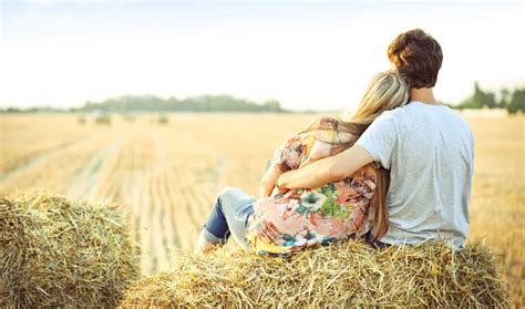 6 Major Signs Your Best Friend is in Love With You - lifeberrys.com